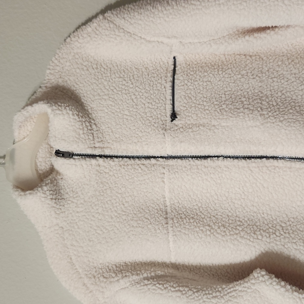 NWOT Banana Republic off white / cream color fleece jacket. Never worn.